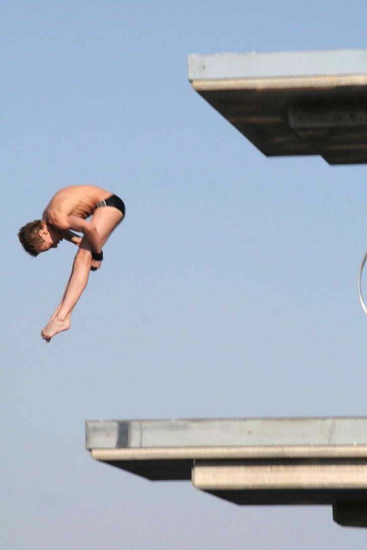 Joven practicando despreocupadamente el *balconing* en su apartahotel de Magaluf