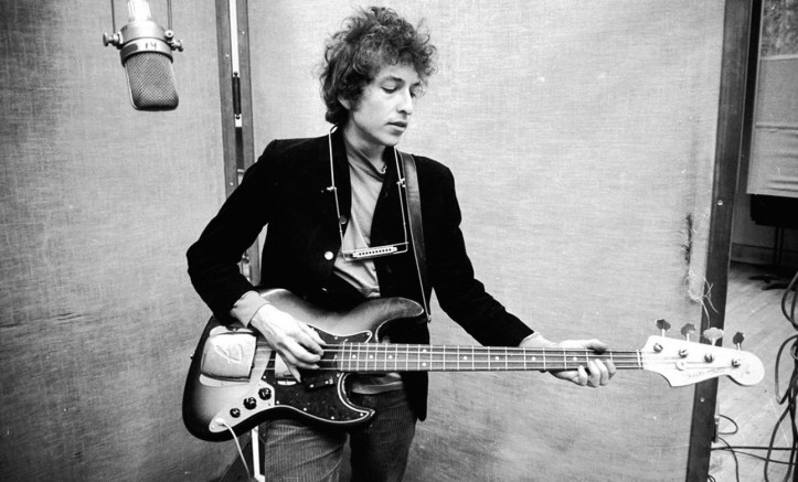 Bob Dylan cantando con su guitarrita.